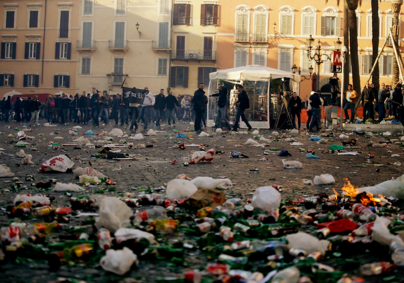 Illustration for article titled Dutch Soccer Hooligans Running Wild, Clashing With Riot Police In Rome
